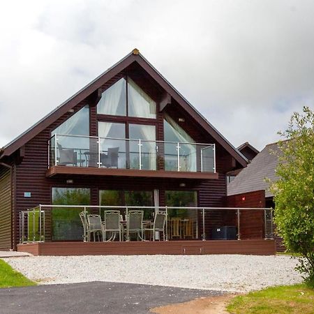 Kingfisher Hot Tub & Log Burner House On Premium Lakeside With Resort Facilities St Columb Major Εξωτερικό φωτογραφία
