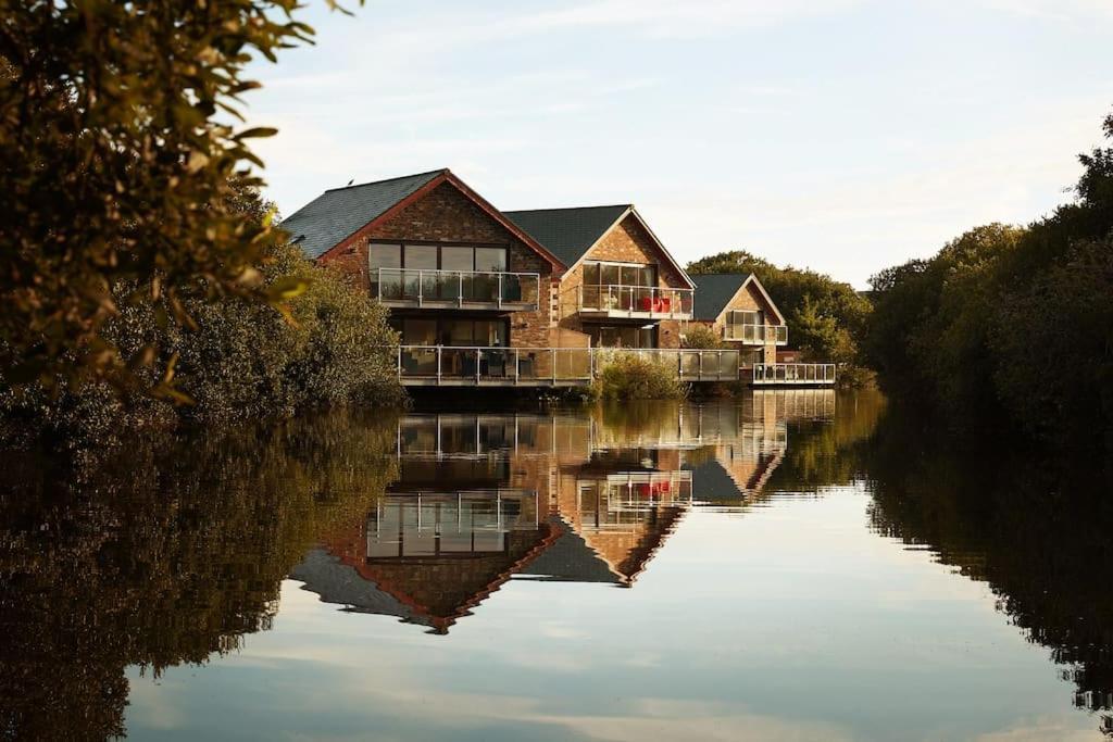 Kingfisher Hot Tub & Log Burner House On Premium Lakeside With Resort Facilities St Columb Major Εξωτερικό φωτογραφία