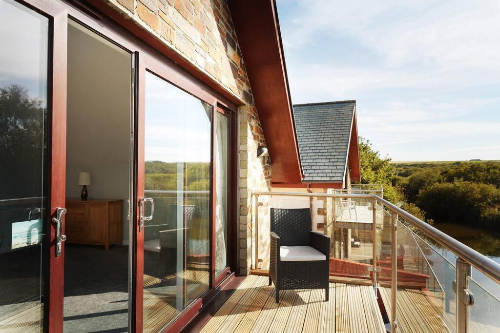 Kingfisher Hot Tub & Log Burner House On Premium Lakeside With Resort Facilities St Columb Major Εξωτερικό φωτογραφία