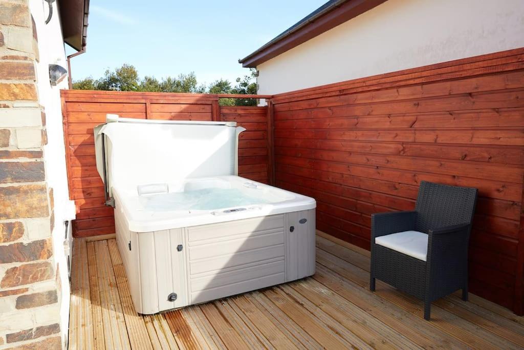 Kingfisher Hot Tub & Log Burner House On Premium Lakeside With Resort Facilities St Columb Major Εξωτερικό φωτογραφία