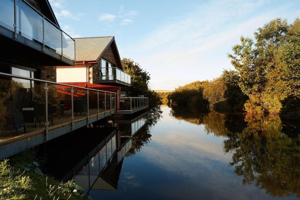 Kingfisher Hot Tub & Log Burner House On Premium Lakeside With Resort Facilities St Columb Major Εξωτερικό φωτογραφία
