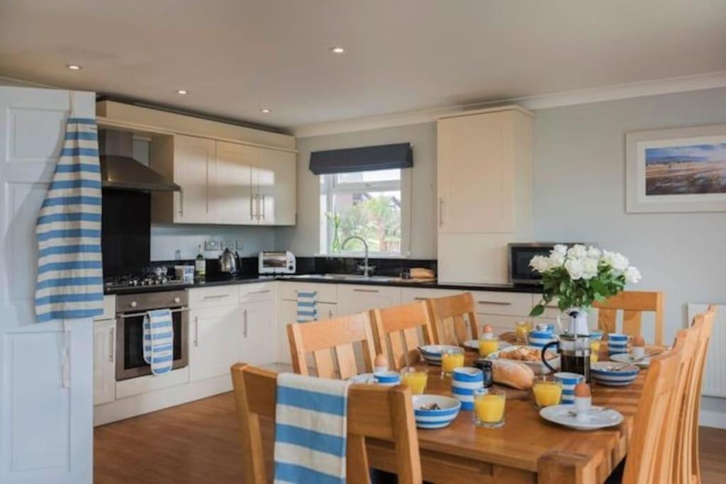 Kingfisher Hot Tub & Log Burner House On Premium Lakeside With Resort Facilities St Columb Major Εξωτερικό φωτογραφία