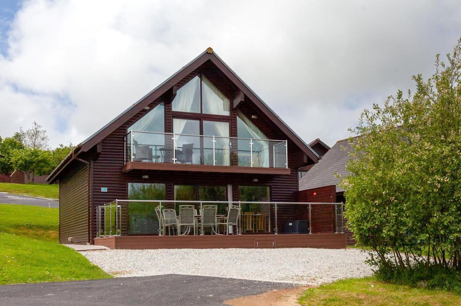 Kingfisher Hot Tub & Log Burner House On Premium Lakeside With Resort Facilities St Columb Major Εξωτερικό φωτογραφία